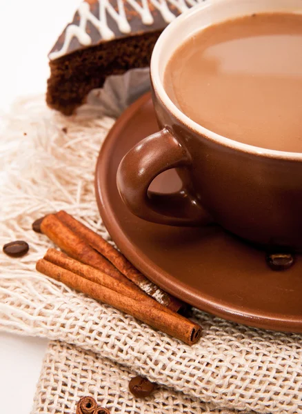 Tasse en céramique de café à la cannelle — Photo