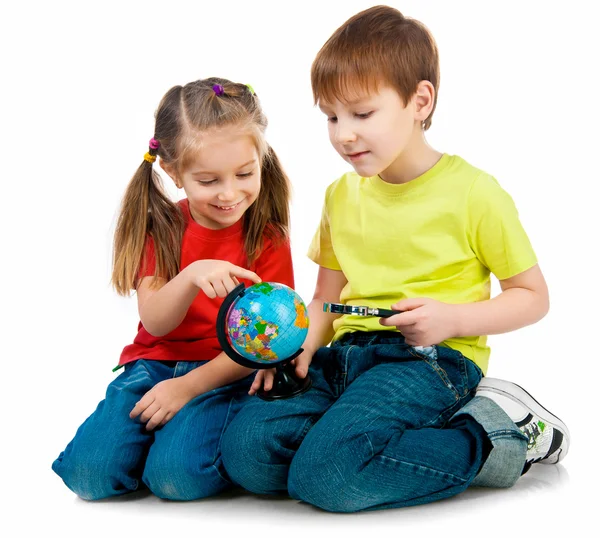 Дети с глобусом мира — стоковое фото