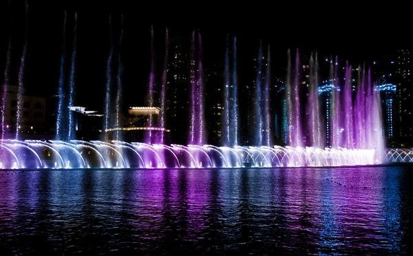 在晚上的彩色的喷泉 — 图库照片