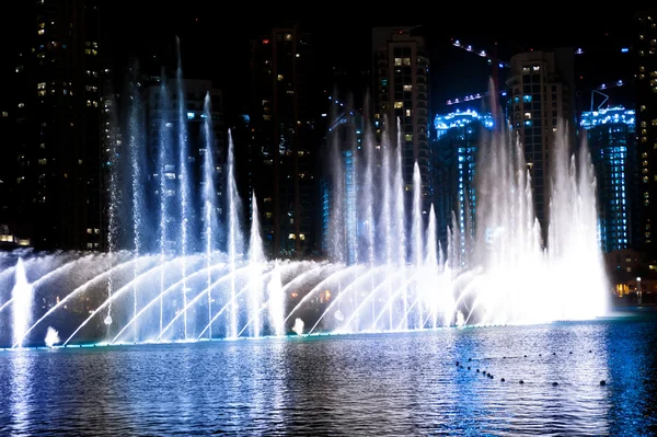 Kolorowe fontanna nocą — Zdjęcie stockowe