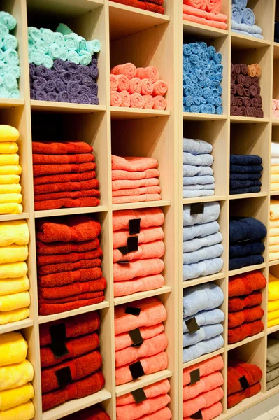 Schap met een handdoeken — Stockfoto