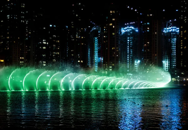 在晚上的彩色的喷泉 — 图库照片