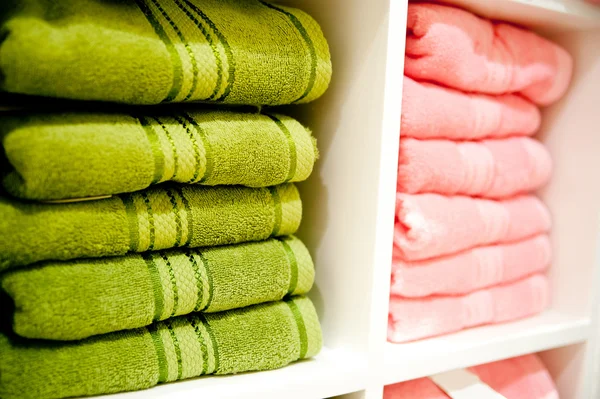 Prateleira com toalhas — Fotografia de Stock