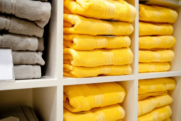 Ράφι με ένα πετσέτες — Φωτογραφία Αρχείου