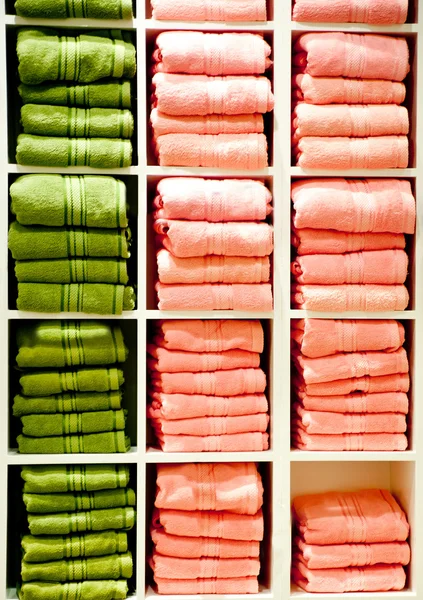 Полка с полотенцами — стоковое фото