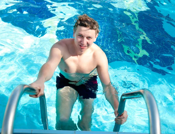 Ελκυστικό νεαρό άνδρα στην πισίνα — Φωτογραφία Αρχείου