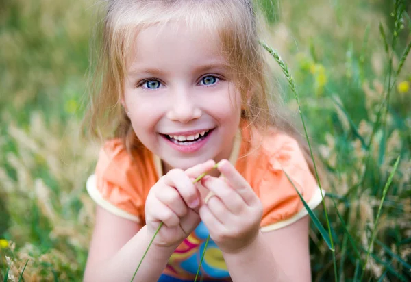 Aranyos kislány a réten — Stock Fotó