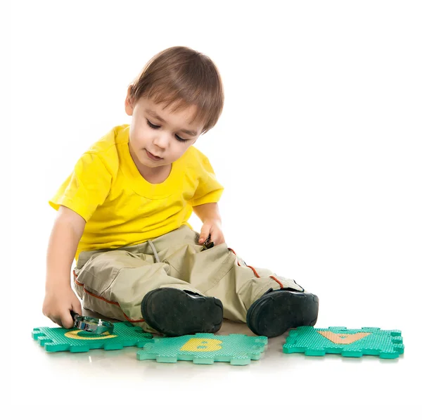 Kleine jongen spelen brieven — Stockfoto