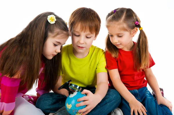 Kids with a globe of the world — Stock Photo, Image