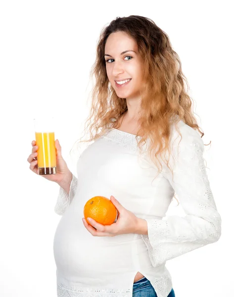 Mulher grávida com estômago bonito segurando laranja — Fotografia de Stock
