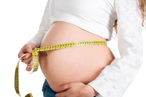 Mulher grávida mede o estômago — Fotografia de Stock