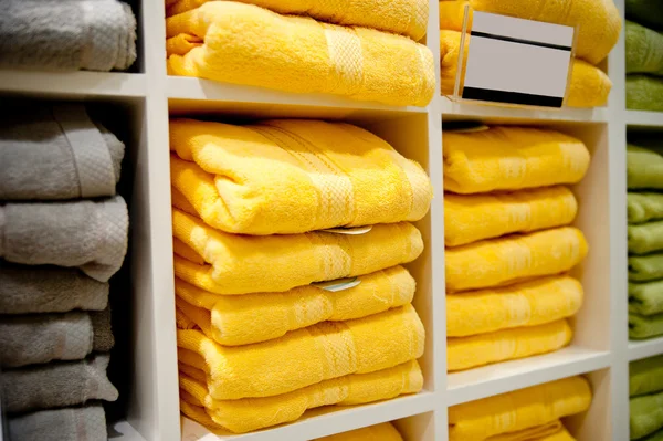 Estante con toallas —  Fotos de Stock