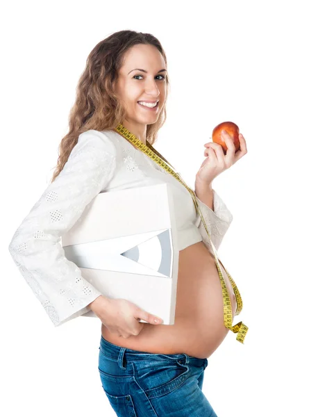 Hamile kadın, elma ve ağırlık ölçekler — Stok fotoğraf