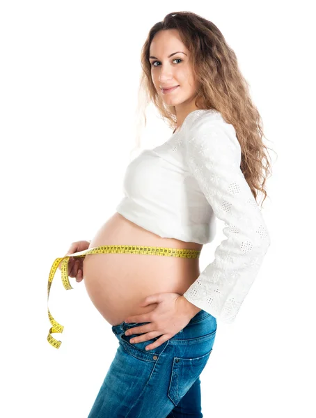 Zwangere vrouw maatregelen haar maag — Stockfoto