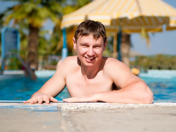 Atrakcyjny młody człowiek w basenie — Zdjęcie stockowe
