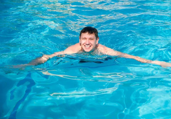 Attraktiv ung man i poolen — Stockfoto