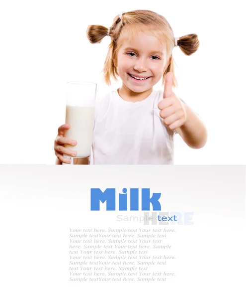 Klein meisje houdt een kopje melk — Stockfoto