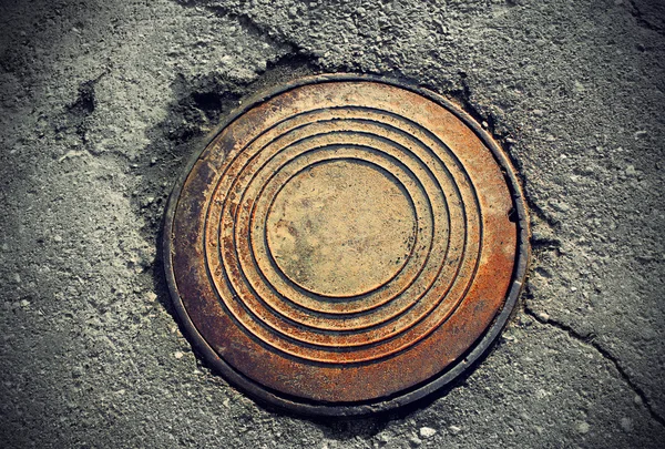Rusty round manhole — Stock Photo, Image