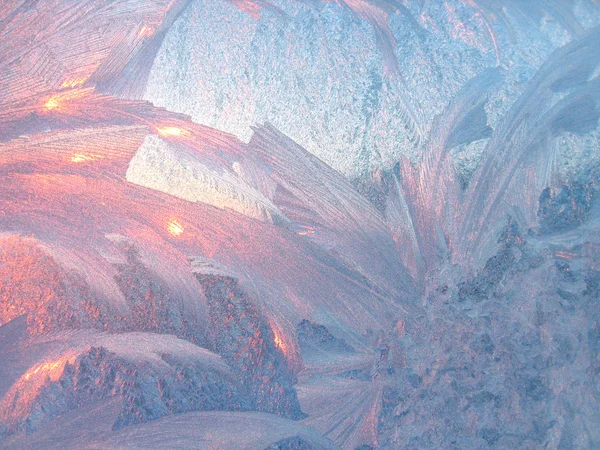 Льодяні візерунки та ранкове сонячне світло — стокове фото