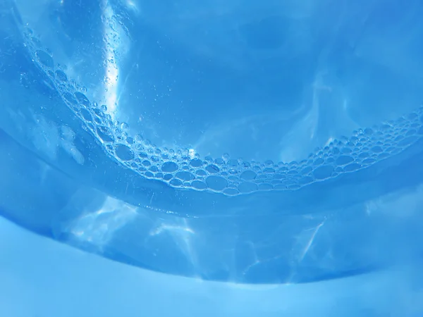 Hielo azul, agua y burbujas — Foto de Stock