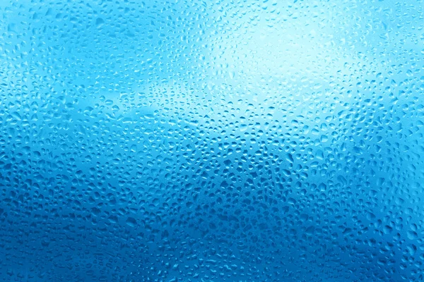 Gouttes d'eau naturelles sur verre — Photo