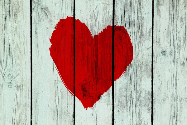 Na starej drewnianej ścianie symbol miłości — Zdjęcie stockowe
