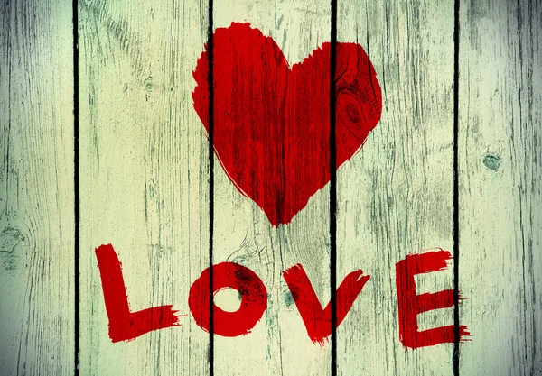 Símbolo de amor na parede de madeira velha — Fotografia de Stock