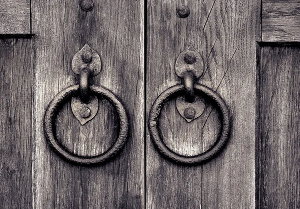 Αρχαία ξύλινα πύλη με πόρτα ρόπτρο δαχτυλίδια — Φωτογραφία Αρχείου