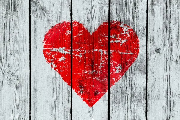 Símbolo de amor en pared de madera vieja — Foto de Stock