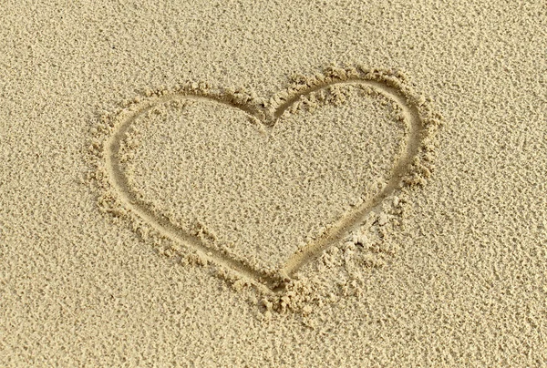 Сердце в песке — стоковое фото