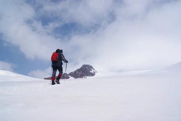 Bergsteiger auf dem Aufstieg — Stockfoto