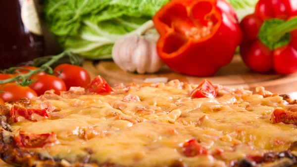 Pizza em fatias — Fotografia de Stock