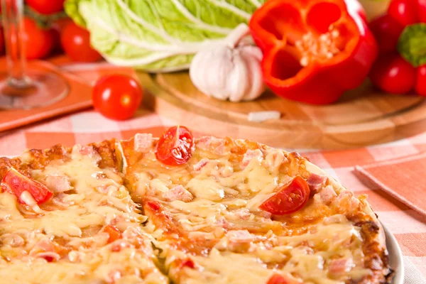 Gesneden pizza — Stockfoto