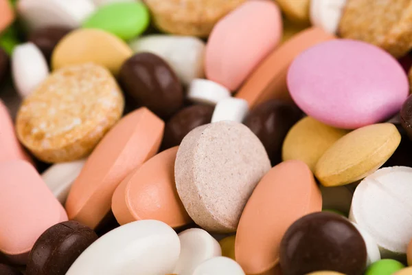 Hromadu barevných pilulek — Stock fotografie
