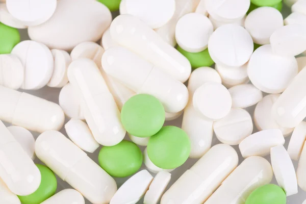 Un mucchio di pillole bianche e verdi — Foto Stock