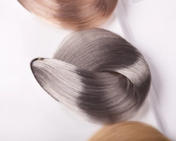 Крашеные пряди волос — стоковое фото