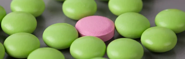 Tas de pilules colorées — Photo