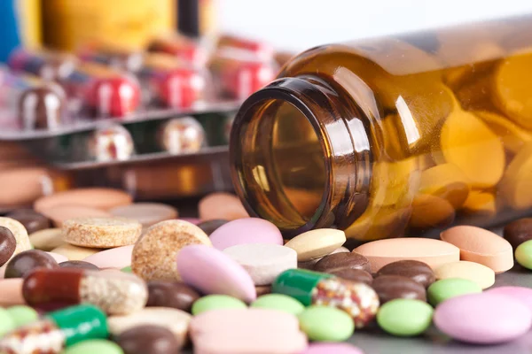 Heap de comprimidos coloridos — Fotografia de Stock