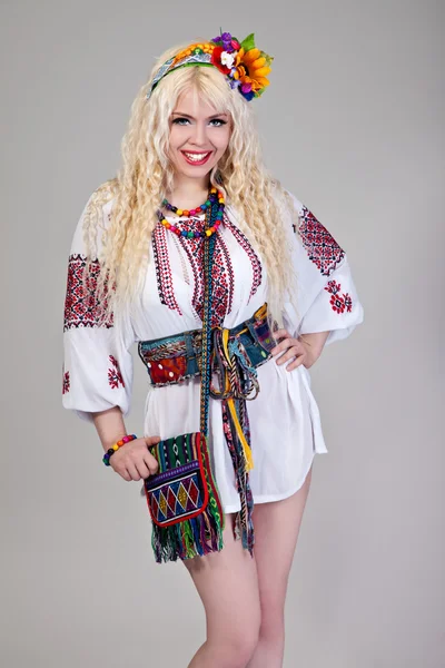Γυναίκα φοράει ουκρανική εθνική ενδυμασία — Φωτογραφία Αρχείου