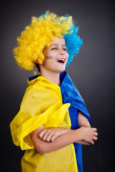 Fotbollsfan med ukrainska flagga på en svart bakgrund — Stockfoto