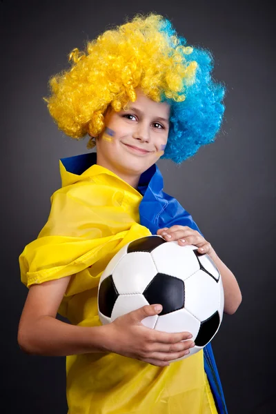 Siyah zemin Ukrayna bayrağı ile futbol fan — Stok fotoğraf