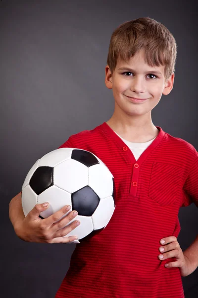 Roztomilý chlapec drží fotbalový míč. fotbalový míč — Stock fotografie