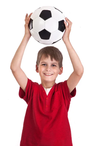 Χαριτωμένο αγόρι κρατάει μια μπάλα ποδοσφαίρου. μπάλα ποδοσφαίρου — Φωτογραφία Αρχείου