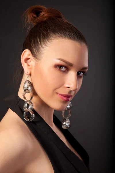 Porträtt av vacker kvinna med söta örhängen — Stockfoto