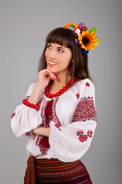 매력적인 여성 우크라이나어 국가 복장 착용 — 스톡 사진