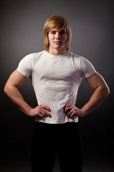 Porträtt av ung bodybuilder man — Stockfoto