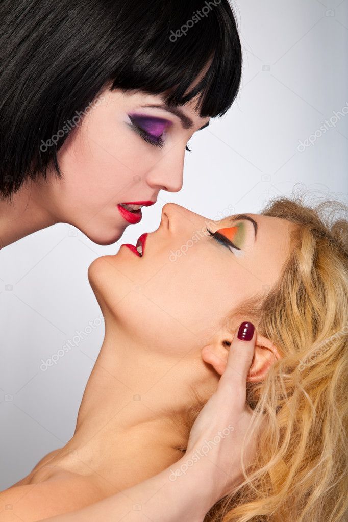 Стоковые видео по запросу Lesbian kiss