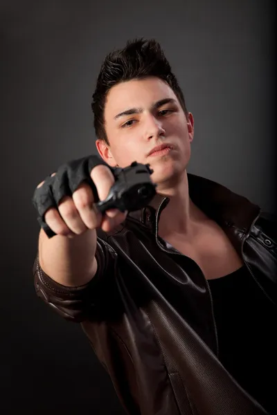 Cílem. vážný muž s pistolí — Stock fotografie