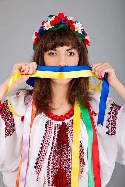 Mavi sarı bant üzerinde ağız ile şirin Ukraynalı kadın — Stok fotoğraf