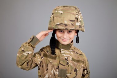 Selam asker. bir asker gibi giyinmiş genç çocuk